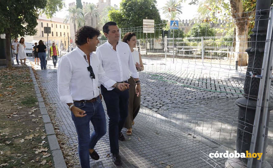 El alcalde de Córdoba, José María Bellido, visita las obras en la plaza Campo Santo de los Mártires
