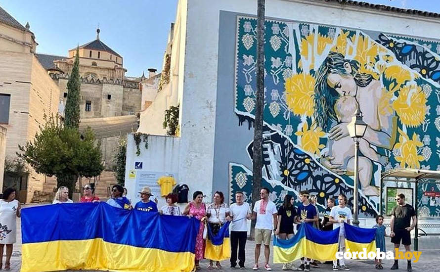 La cadena humana junto al mural en la Ribera, muy cerca del Puente Romano y de la Mezquita-Catedral, de los artistas ucranianos Mikhail Korobkov y Olga Korobkova, titulado 'La paz en nuestras manos'