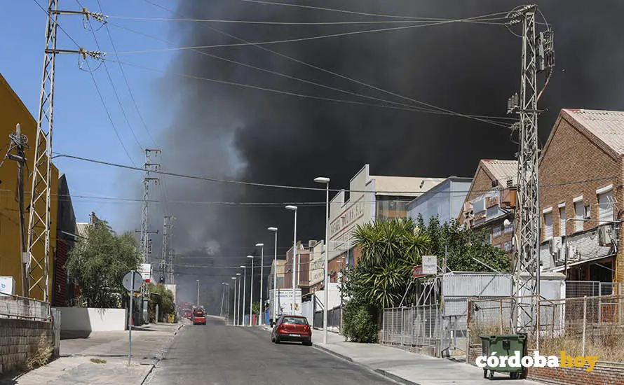 Incendio en el pol&iacute;gono de Chinales