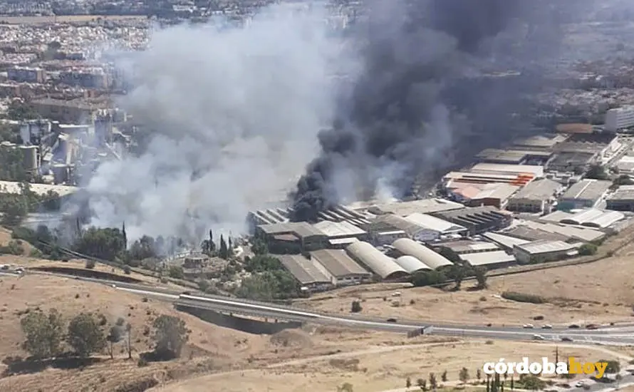 Incendio en el pol&iacute;gono de Chinales FOTO INFOCA