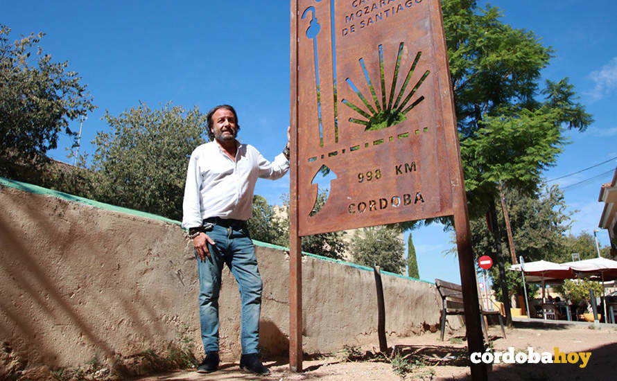 Daniel García-Ibarrola con la nueva la señalización del Camino Mozárabe a su paso por el casco urbano de la ciudad FOTO PATRICIA CACHINERO