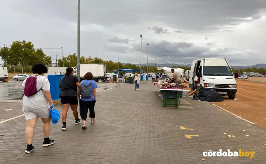 Lluvia sobre el mercadillo de El Arenal,. en una imagen de archivo