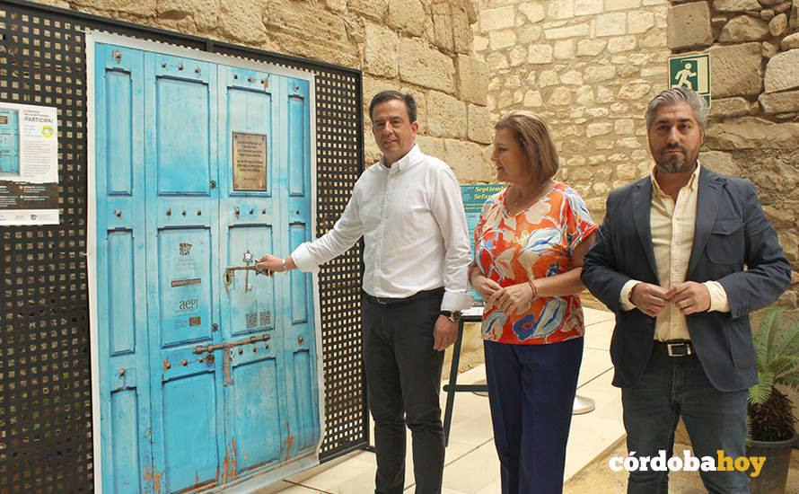 El alcalde de Lucena, Aurelio Fernández, en una de las dos puertas de la memoria de los judíos sefardíes