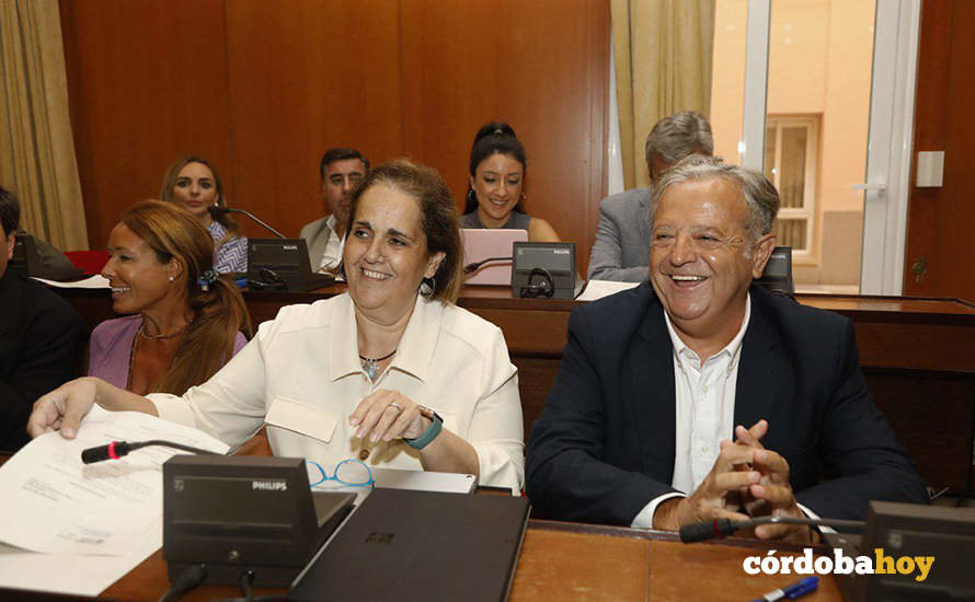 Blanca Torrent, junto a Salvador Fuentes, en el Pleno extraordinario para el Presupuesto de 2023 FOTO PATRICIA CACHINERO