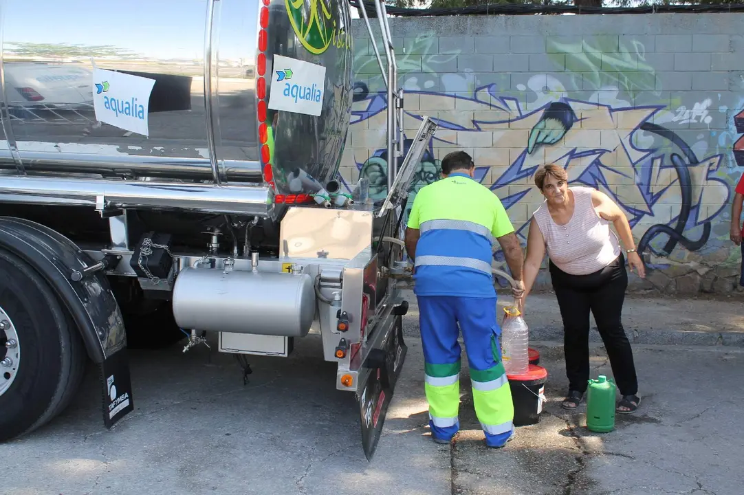 Una vecina de Baena en uno de los puntos de reparto de agua
