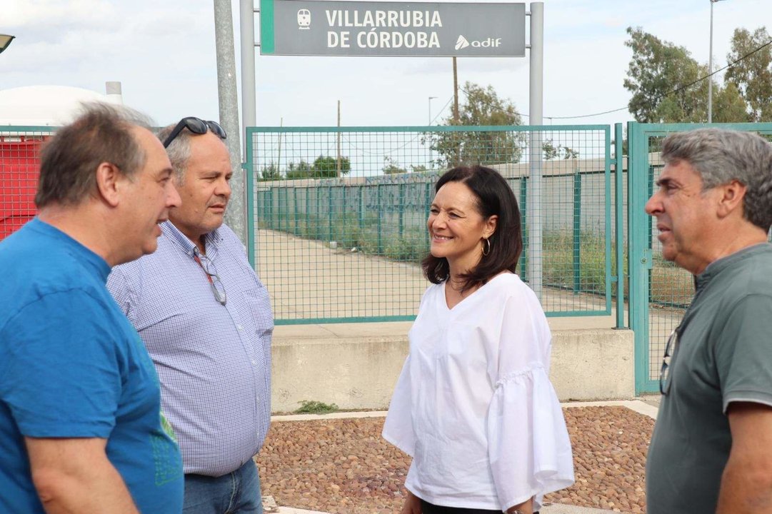 Crespín (centro), con los representantes vecinales de Villarrubia