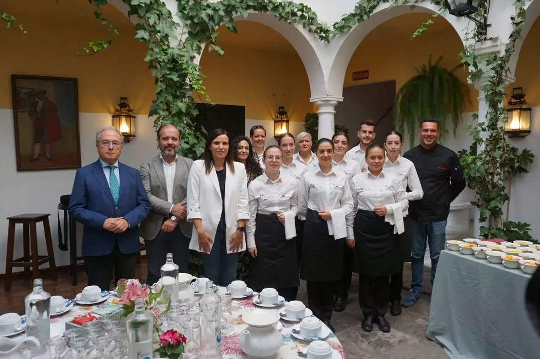 La delegada de Empleo, Mar&iacute;a Dolores G&aacute;lvez, y el presidente de CECO, Antonio D&iacute;az, junto a los alumnos y responsables de Bodegas Campos