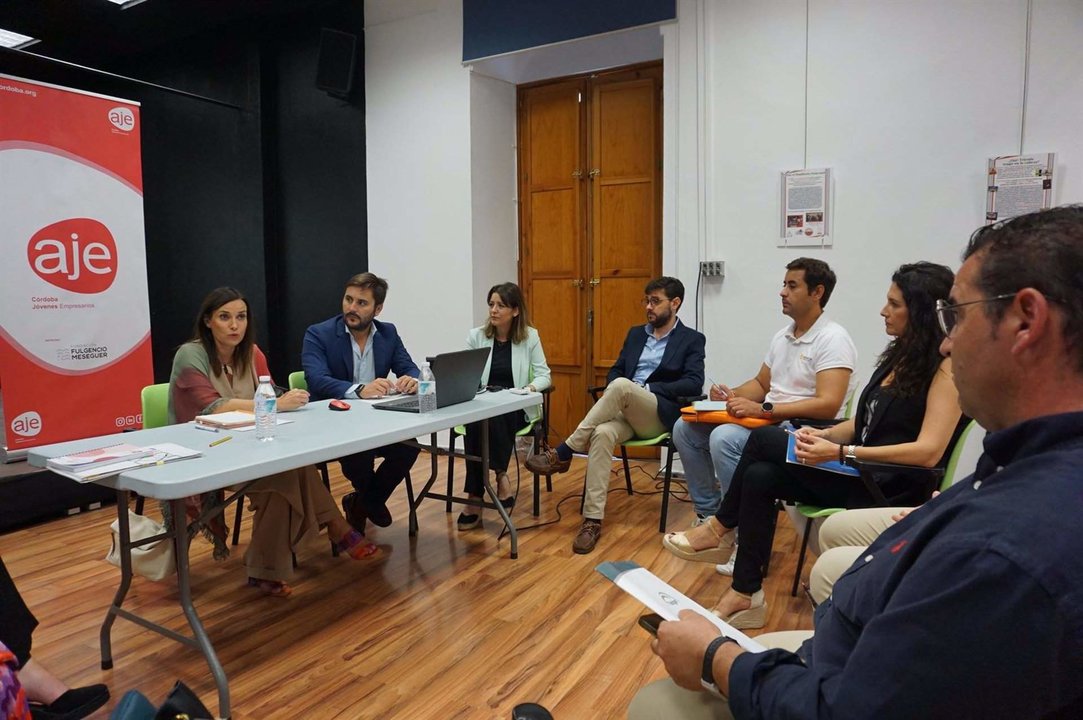 Gálvez (izquierda) informa a los jóvenes empresarios cordobeses sobre las ayudas al sobrecoste energético
