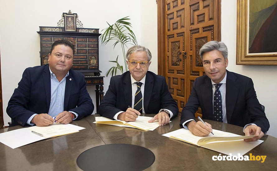 Firma convenio Salvador Fuentes y Andrés Lorite con el alcalde de Montemayor