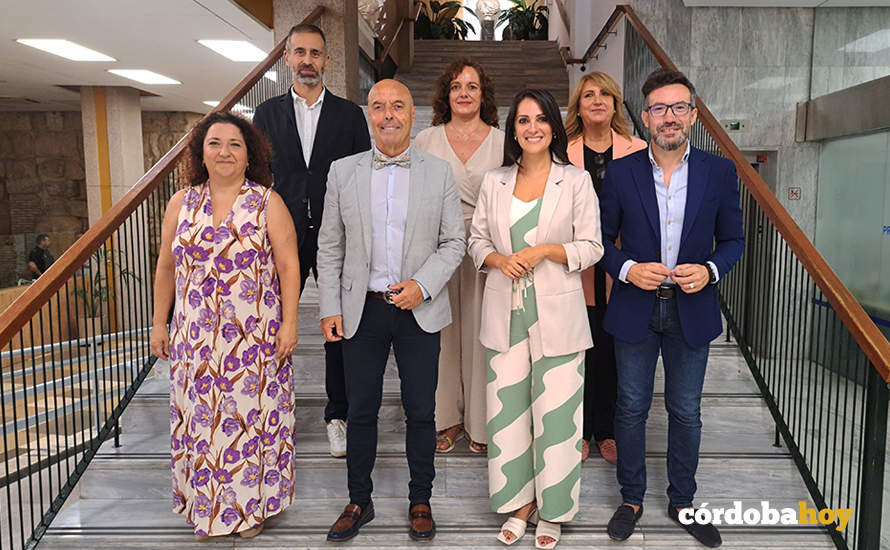 Los concejales del Grupo Municipal Socialista al completo en las escaleras del Ayuntamiento de Córdoba