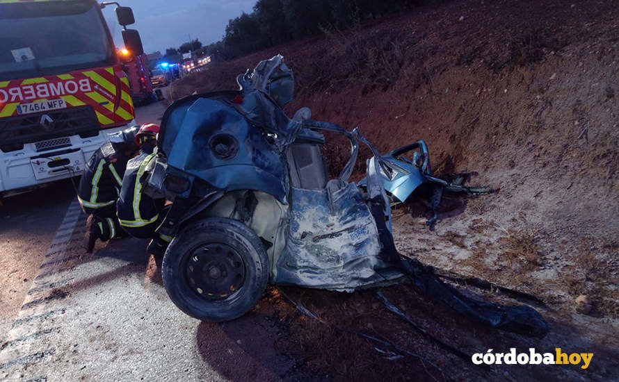 Estado en quedó el vehículo en el accidente de Moriles FOTO CONSORCIO PROVINCIAL DE EXTINCIÓN DE INCENDIOS
