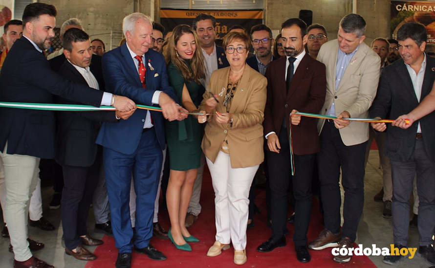 Inauguración de la Cata de Moriles, con Mara de Miguel y la alcaldesa, Paqui Carmona, en el centro