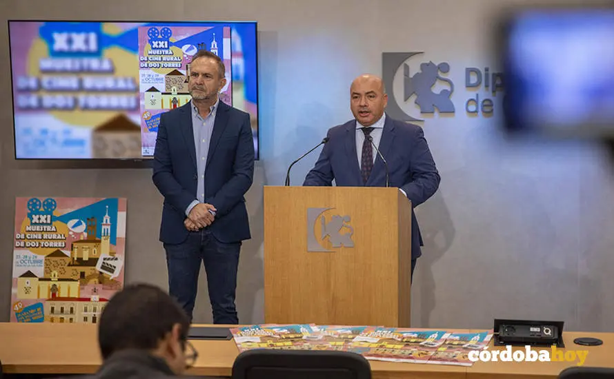 El alcalde de Dos Torres, Manuel Torres, y el delegado de Cultura de la Diputaci&oacute;n de C&oacute;rdoba, Gabriel Duque, en la presentaci&oacute;n de la XXI Muesta de Cine Rural de Dos Torres