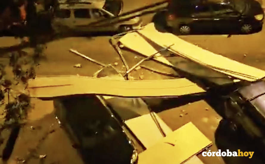 Captura de imagen de las planchas metálicas caídas en la calle Motril de un vídeo que realizó un vecino