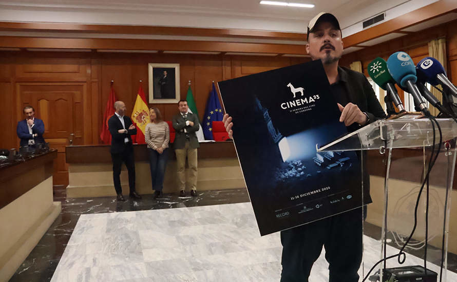 Edgard Burgos, con el cartel de la II Semana del Cine de Córdoba FOTO RAFA MELLADO SENIOR
