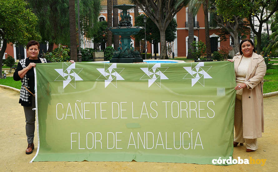 Victoria Cárdenas y Rocío Castillo muestran orgullosas el galardón concedido a Cañete de las Torres