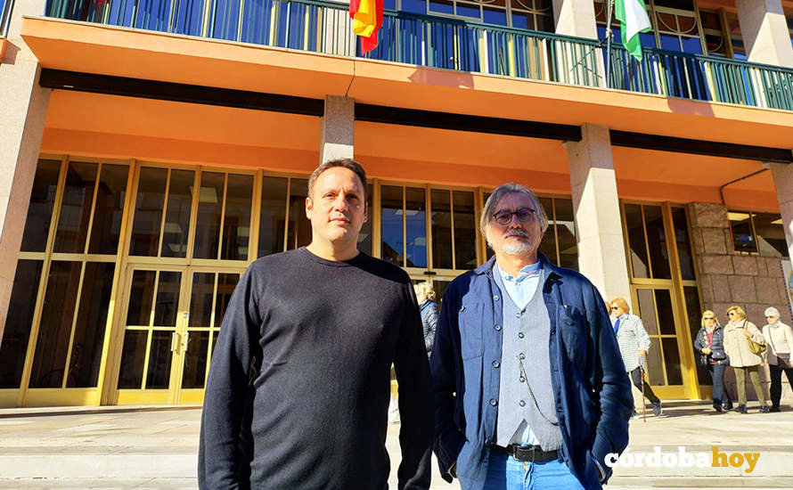 Ismael Jiménez y Manuel Ortega, a las puertas del Ayuntamiento de Córdoba