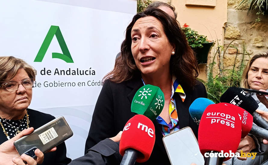 Loles López atiende a los periodistas en Córdoba