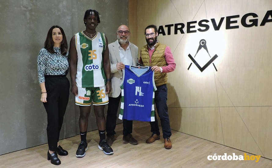El nuevo fichaje del Coto Córdoba Baloncesto Derrick Ogechi (segundo por la izquierda)