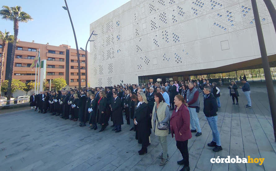 Los profesionales del ámbito judicial en Córdoba se concentran ante la Ciudad de la Justicia tras el acuerdo PSOE-Junts