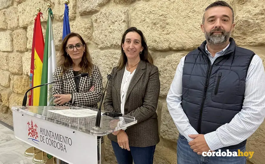 Los concejales de Vox en el Ayuntamiento de C&oacute;rdoba, Paula Badanelli, Yolanda Almagro y Rafael Saco