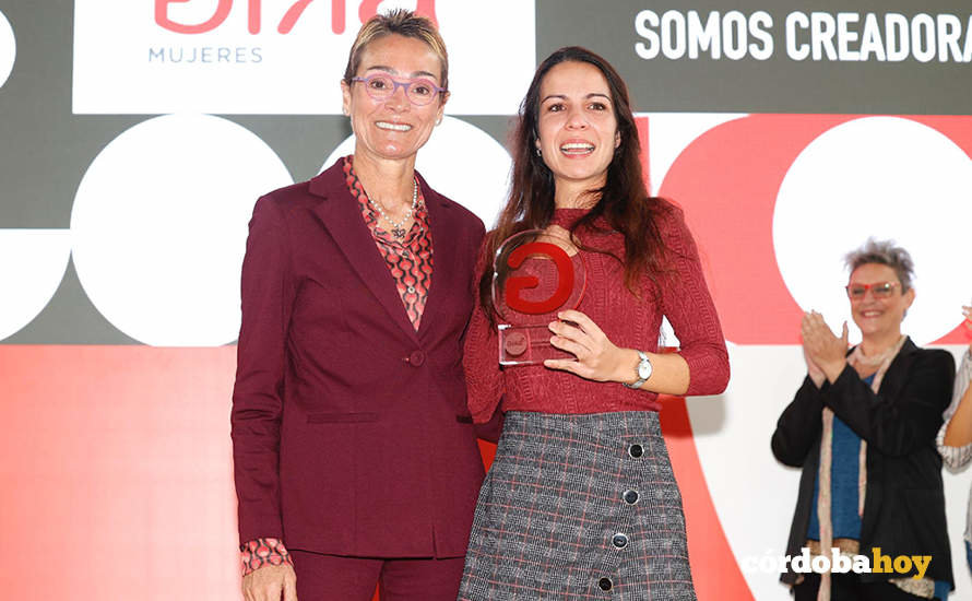Sol Daurella, presidenta de CCEP, y la cordobesa Rafaela Herrera con su premio