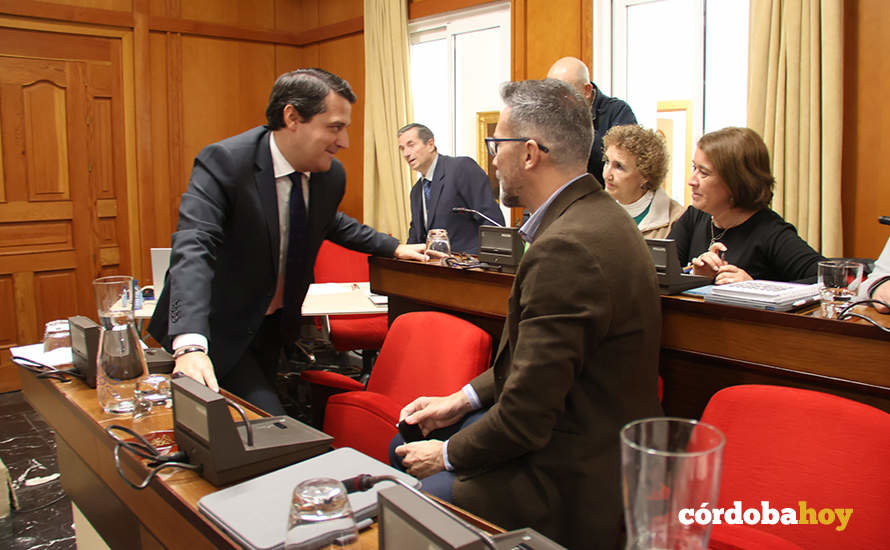 El alcalde, José María Bellido, conversa con ediles de Hacemos Córdoba y PSOE en el Pleno FOTO RAFA MELLADO SENIOR