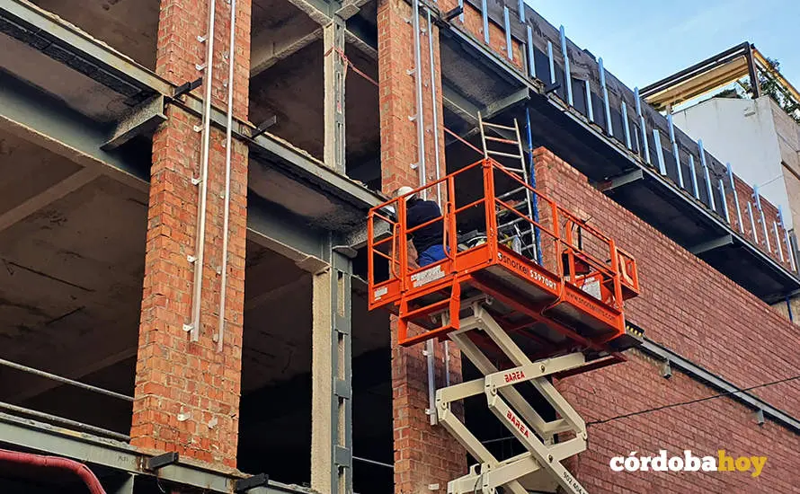 Obras en el antiguo edificio de Simago en Jes&uacute;s y Mar&iacute;a