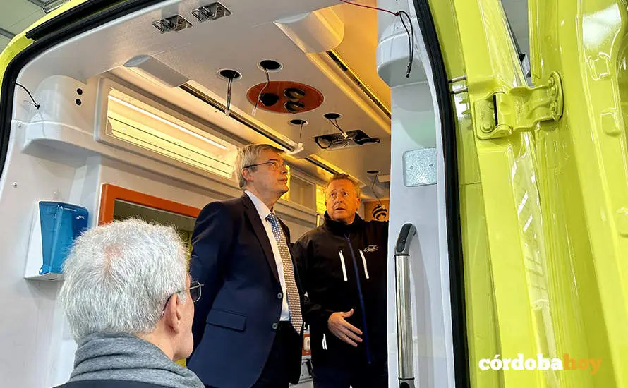 El embajador de Ucrania visita EuroGaza para conocer sus modelos de ambulancias y los nuevos m&oacute;dulos de emergencias