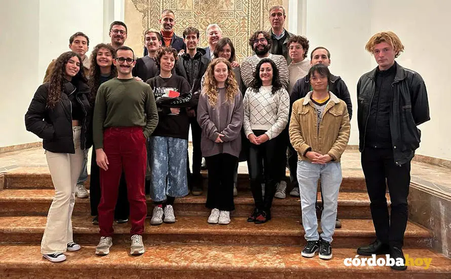 Los residentes de la Fundaci&oacute;n Gala actuales tras la firma del convenio 