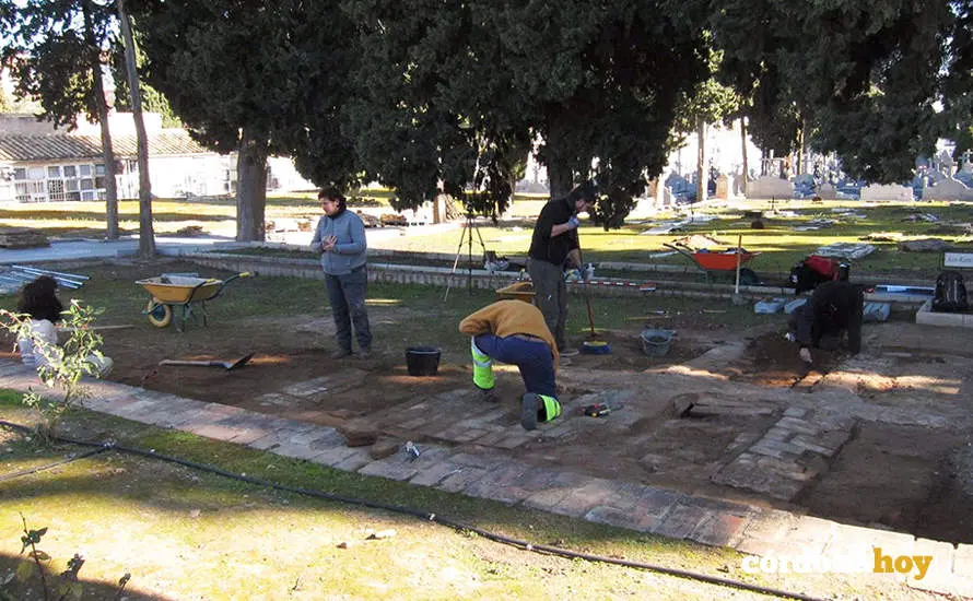 Trabajos de exhumaci&oacute;n en el Cementerio de la Salud de C&oacute;rdoba en una imagen de archivo