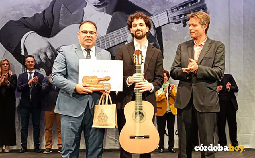 Álvaro Toscano Román (centro) recibe el premio de manos del alcalde de Almuñécar