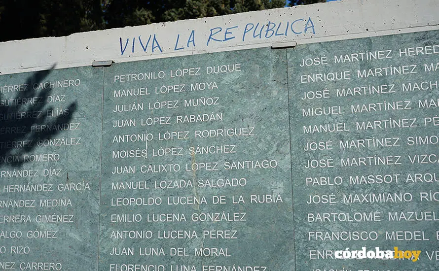 Acto de la Plataforma Comisi&oacute;n de la Verdad de C&oacute;rdoba en el cementerio de Nuestra Se&ntilde;ora de la Salud, en una imagen de archivo