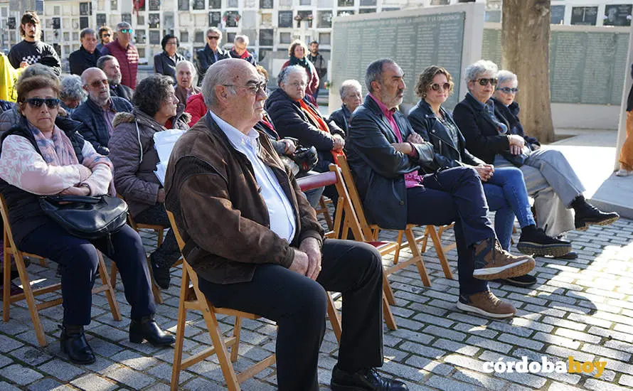 Acto de la Plataforma Comisi&oacute;n de la Verdad de C&oacute;rdoba en el cementerio de Nuestra Se&ntilde;ora de la Salud