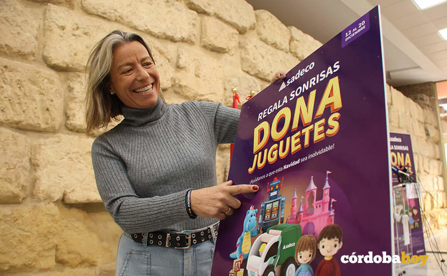 Isabel Albás con la campaña de recogida de juguetes de Sadeco FOTO RAFA MELLADO SENIOR
