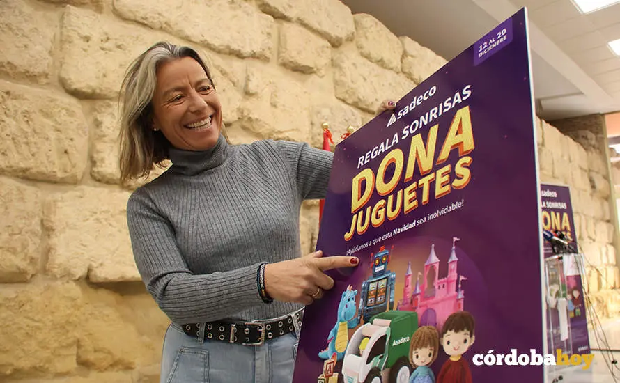 Isabel Alb&aacute;s con la campa&ntilde;a de recogida de juguetes de Sadeco FOTO RAFA MELLADO SENIOR