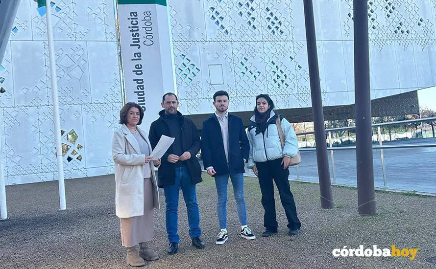 El coordinador provincial de IU C&oacute;rdoba, Sebasti&aacute;n P&eacute;rez (segundo por la izda.), y la portavoz del grupo provincial de IU C&oacute;rdoba, Irene Ruiz (izda.), a las puertas de la Ciudad de la Justicia