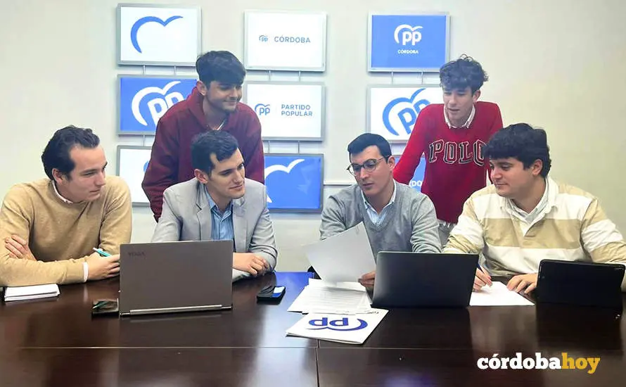El portavoz de Universidad, Investigaci&oacute;n e Innovaci&oacute;n del PP en el Parlamento andaluz, Jos&eacute; Carlos Garc&iacute;a, se re&uacute;ne con NNGG de C&oacute;rdoba