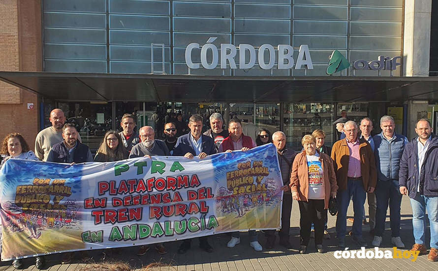 Representantes de la Plataforma en Defensa del Tren Rural de Andalucía ante la estación de ferrocarril en Córdoba
