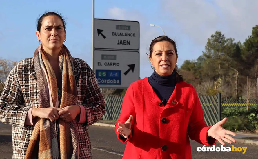 Desire&eacute; Benavides con Isabel Ambrosio, en un cruce de la A-306 en El Carpio, en una imagen de archivo
