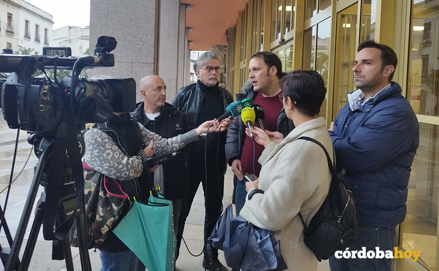 Ismael Jiménez Frías se dirige a los medios de comunicación ante el Ayuntamiento de Córdoba