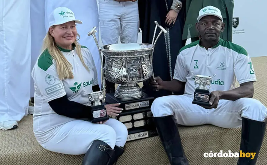 Dos de los ganadores con el trofeo elaborado en Lucena