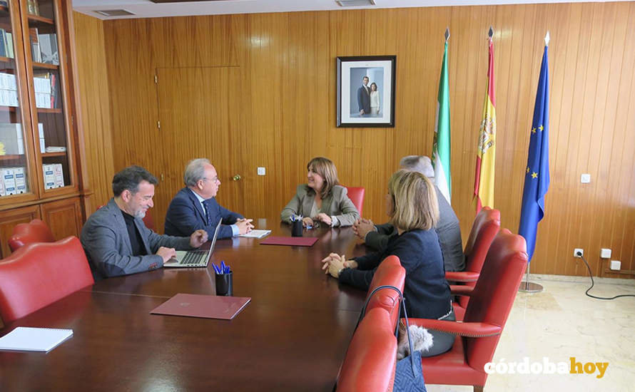 La subdelegada del Gobierno en Córdoba, Ana López, con representantes de la Confederación de Empresarios de Córdoba