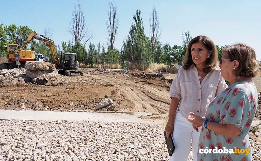Botella (izquierda) en una visita, en el verano de 2022, al inicio de las obras de construcción del nuevo Centro de Salud de Villanueva de Córdoba