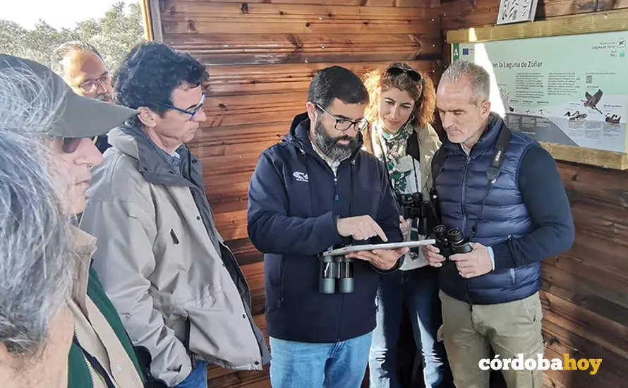 El delegado de Sostenibilidad, Medio Ambiente y Econom&iacute;a Azul de la Junta de Andaluc&iacute;a, Rafael Mart&iacute;nez (derecha)