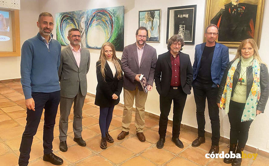 Los artistas, responsables de la Fundación Cajasur y otros asistentes a la inauguración de la muestra 'Viana Pinta'