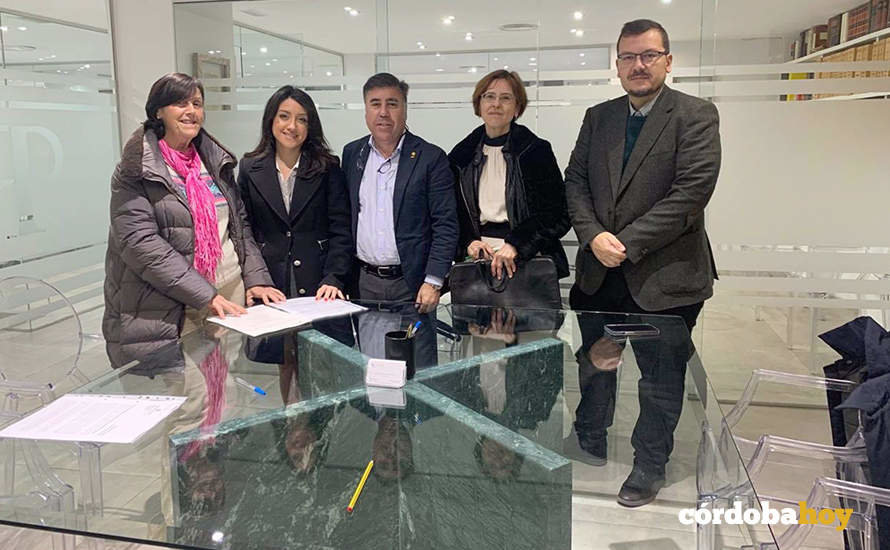 Ayuntamiento de Córdoba y la asociación de vecinos La Palomera firman la cesión de uso a favor del Consistorio de parte de un inmueble como sede del centro cívico complementario de El Naranjo