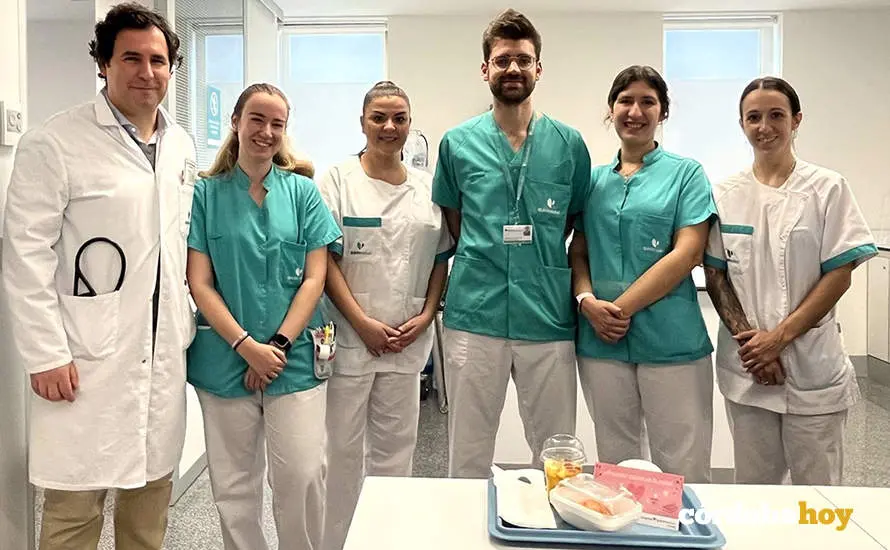 Profesionales del Hospital Quir&oacute;nsalud C&oacute;rdoba con la merienda especial ofrecida a los pacientes ingresados con motivo de la celebraci&oacute;n de San Valent&iacute;n