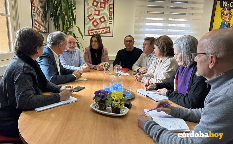 Reunión entre Santiago (2º izda.) y responsables de IU Córdoba con Borrego (centro, al fondo) y representantes de CCOO Córdoba en ADIF y Renfe