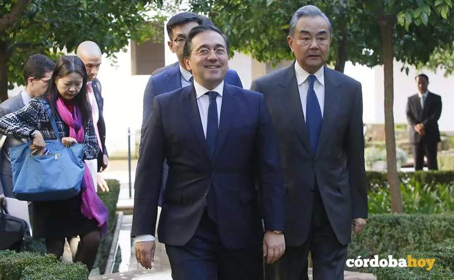 El ministro de Asuntos Exteriores, Uni&oacute;n Europea y Cooperaci&oacute;n, Jos&eacute; Manuel Albares, y el ministro de Asuntos Exteriores de la Rep&uacute;blica Popular China, Wang Yi FOTO RAFAEL MADERO